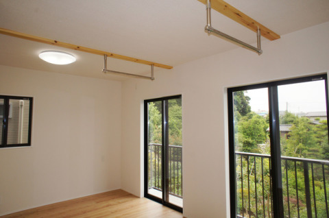 お部屋に懸垂ができるぶらさがり棒が設置されています。