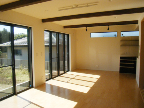 化粧梁が部屋に奥行を感じさせ、ＬＤＫの空間を更に広々と感じられます。