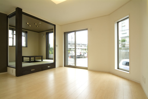 リビングの壁面を曲面にして優美な空間を演出しています。