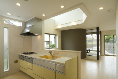 上部が吹抜けになっているＬＤＫ。対面キッチンは家族の会話が弾みます。お子様と一緒にお菓子作りをしたり、ご主人の「男の料理」の手伝いをしたり、と家族で楽しめます。・MICADO「dino」（レクターイエロー）W=2550・人大トップ（エクセリーベージュ）・食洗機付:パナソニック電工「NP-P45R2PSMD」