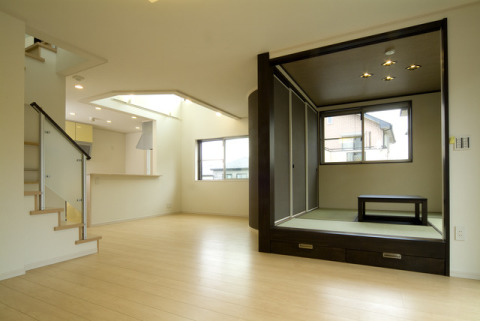 小上がりの和室は床下が引出式の収納になっており、生活で何かと増えてしまう物も上手に収納可能！掘りごたつも設置されています。・堀ごたつ：大建（スーパーダーク）・戸襖（クロス貼り）：リリカラ（LV-3752）
