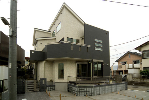 ホワイトとグレーの外壁材を使ったシンプルモダンの外観デザイン。外壁材：（ベース）モエンエクセラード16i-cubeアドルノ（ビスクホワイト）（アクセント）モエンエクセラード16ナチュラルライン（テンダーチャコール）