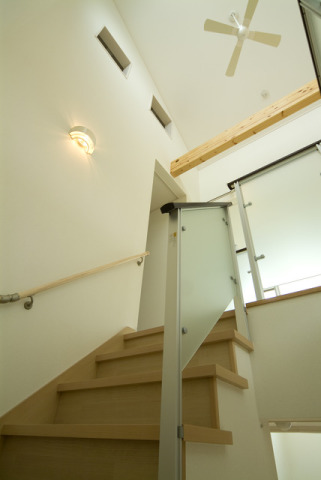 プロペラファンのある吹抜け。空間を実際の広さ以上に広々と感じさせてくれます。