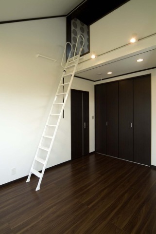 はしごでのぼるロフト空間。ちょっとした秘密基地的な場所です。床材：東プラ「ハイパーフロアシストS」（ウォールナット）・アクセントクロス；リリカラ「LL-212」