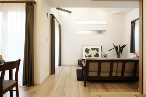 上部が吹抜けになっている明るく開放的なリビング。心地のよい空間が広がります。