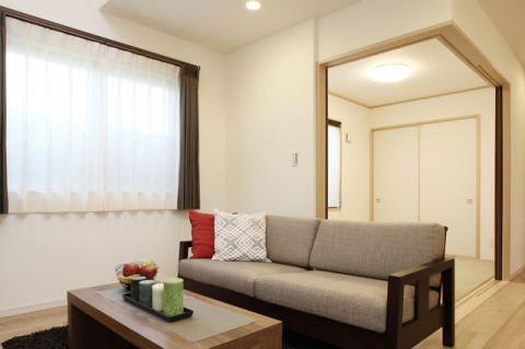 リビングより和室空間を臨む。ＬＤＫ脇の和室は空間を更に広々と感じさせ、お子様のお昼寝の場所やアイロンがけなどの家事室としても活躍し、便利！！