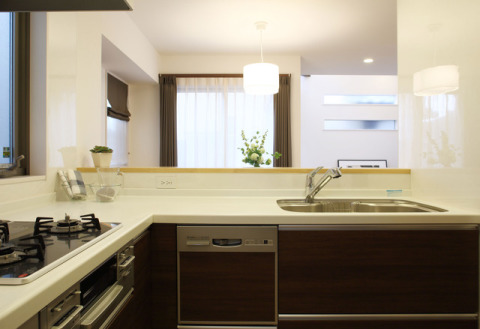 家事動線がよく、使い勝手のよい対面Ｌ型キッチン。家事をしながら、家族と会話も弾み、家族の様子を見ることができて、キッチンに立つのがますます楽しみに♪