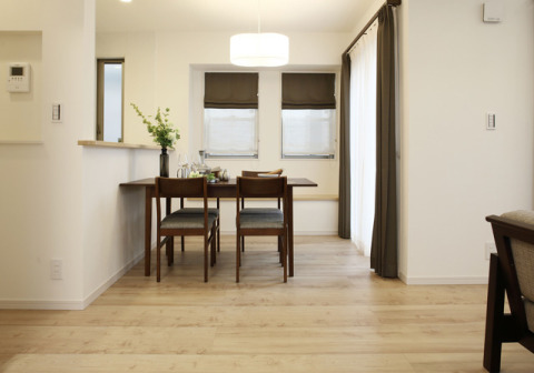 ベンチウィンドーのあるダイニング。ベンチウィンドーは奥様が家事の合間のお茶や読書の場所として使用したり、お子様がおままごとの場所として使用したりとフレキシブルな空間です。