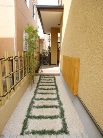 エントランスまでの和の香りのするアプローチ