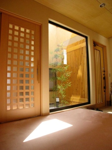 坪庭から臨む廊下からの風景