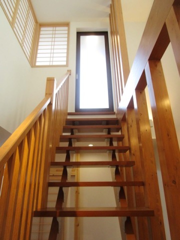 躍動する階段が空間を広々と演出しています。