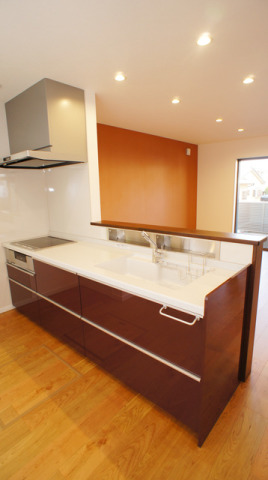 家族の会話が弾む対面キッチン。キッチンで作業しながら、家族の様子を見ることができるので、キッチンに立つのがますます楽しみに♪