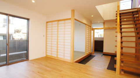 玄関より続く、土間のあるリビング。自転車などの手入れをしたり、日曜大工をする場所にしたりと、趣味の場所としても活躍！