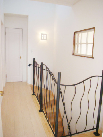 アイアンの手摺が階段の表情を豊かに演出する階段スペース。