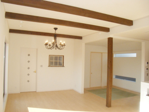 格子をはめた小窓がステンドグラスのような演出のリビング。リビングの一角の畳コーナーはお子様のお昼寝の場所にでき、便利！