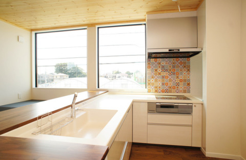 壁面をクロスで飾った遊び心のある対面キッチン。対面Ｌ型キッチンは、家事の効率化をはかれるので、テキパキと作業がこなせます！