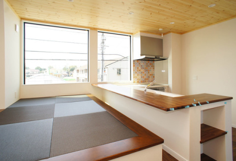 キッチン脇に小上がりの畳コーナーが設置されています。ちょっとしたちゃぶ台を置いてゆったりとくつろげる場所に！