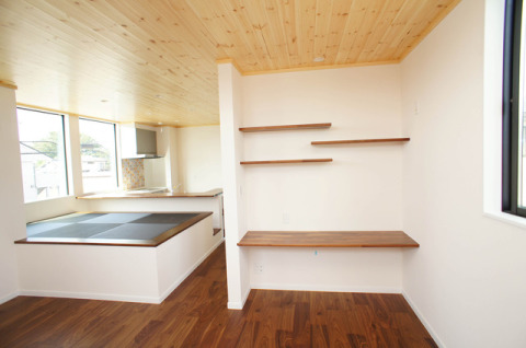 リビングの一角にカウンターコーナーを設置。お子様が宿題をしたり、奥様が家事の合間にタブレットやスマートフォンをする場所としても活躍！