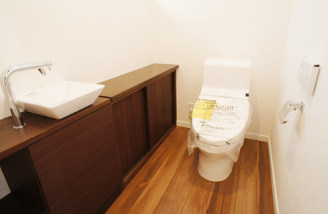 ゆったりとしたトイレ空間。収納もたっぷりとあり、お掃除道具や替えのトイレットペーパーなども収納でき、便利です。