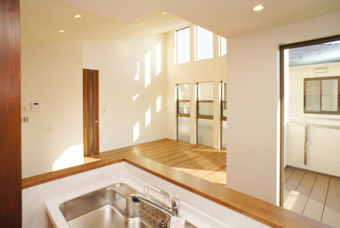 キッチンから見たリビングの感じ。キッチンに立ちながら家族の様子を見ることができ、キッチンに立つのがますます楽しみに♪