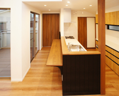 広々したカウンターのある対面キッチン。キッチンにいる奥様と家族の会話が弾みそうです。