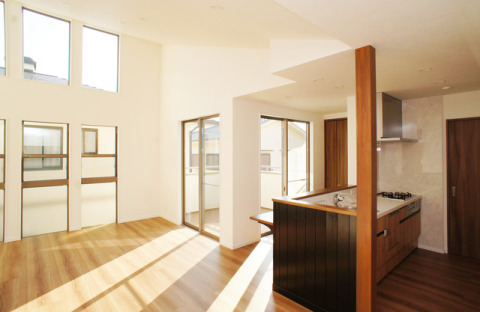 明るい太陽の光が窓から差し込むＬＤＫはゆったりと時間が流れるくつろぎの場所になりそうです。