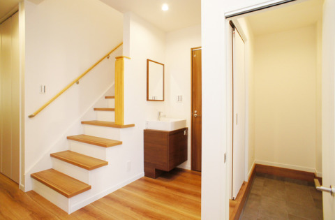 手洗いが設置されている玄関施工例。お子様に「帰ってきたら、まず手洗い」の習慣が自然と身に着けられます。