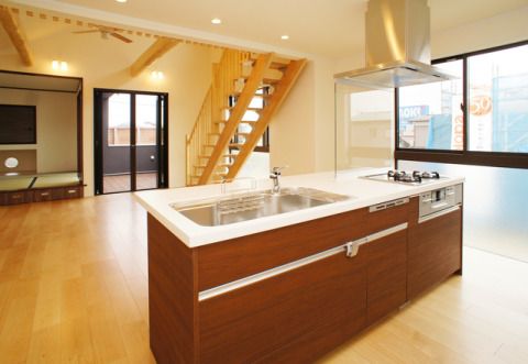 開放感たっぷりのリビング。明るい太陽の光が大きな窓から差し込み、心地のよい空間。ファミリーパーティなども楽しめます♪