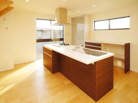 家族と会話が弾みそうな対面キッチン。お子様やご主人と一緒にお菓子作りや料理を楽しめます♪