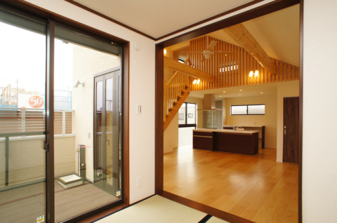 隣あった和室から見たリビング。バルコニーも隣あっている開放的な空間です。