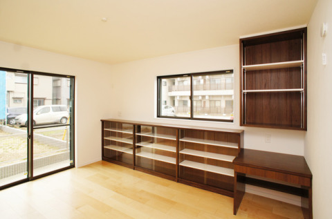 造り付けの収納と書斎コーナーがある主寝室。ゆったりとした収納はお持ちの本の収納をたっぷりとでき、持ち帰ってきた仕事なども集中できます。