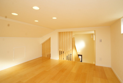 上部のロフト空間。ちょっとした棚や机やイスを置いて、家族だけのライブラリーコーナーやＤＶＤ鑑賞をするコーナーとして活躍！！