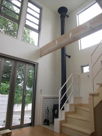 薪ストーブがナチュラルであたたかな印象を演出してくれるＬＤＫ施工例。