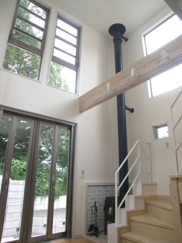 ＬＤＫに薪ストーブのある吹抜けが開放的な家