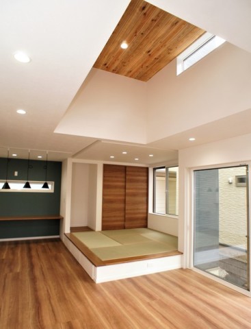 折上天井が開放的なＬＤＫは心地のよい空間。お子様が今日の宿題やお絵描きを楽しむカウンターもあり、家族が自然と集まりくつろげます。