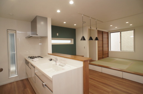 上部が開放的な折上天井になっているＬＤＫ。家族が思い思いにくつろげる心地のよい空間が広がります。