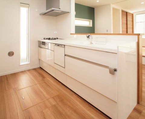 家族で会話が楽しみながら作業できる対面キッチン。お子様と一緒にお菓子を作ったり、ご主人の男の料理の手伝いをしたりと、家族で楽しめます。