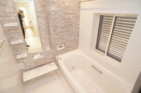 １日の癒しの場所のユニットバス。ユニットバスは冬の日も寒くなく、お掃除などのメンテンスもラクラク。ゆったりと湯舟につかりホッと一息ついて下さい！