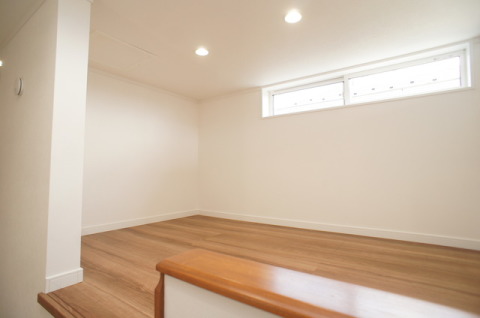 ２階ホールより出入りできるグルニエ。物を収納するだけでなく、家族で趣味を楽しんだり、コレクションをディスプレイしたりと活躍！