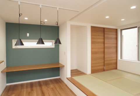 ＬＤＫ脇の小上がりの和室。来客時に使用するだけでなく、お子様のお昼寝の場所や、アイロンがけや洗濯物を畳むなどの家事室としても便利！