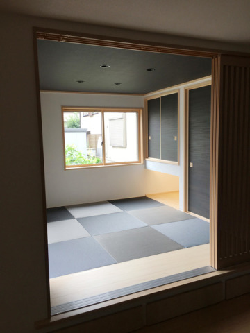 ダークな色を効果的に使用したモダンな和室です。ＬＤＫ脇の和室は来客時に使用できるだけでなく、お子様のお昼寝の場所やアイロンがけやお洗濯物を畳むなどの家事室としても活躍！
