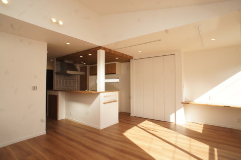 おしゃれなカフェのようなナチュラルな印象のキッチンが心地よい雰囲気を演出する家