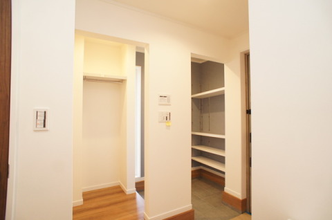 玄関脇のＳＩＣ。靴を季節ごとに整理して収納できるだけでなく、スノーボード板やベビーカーなども収納できて便利です。