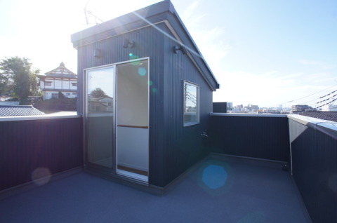 風の通るアウトドアリビングのような屋上。花火大会などを家族で楽しめます。