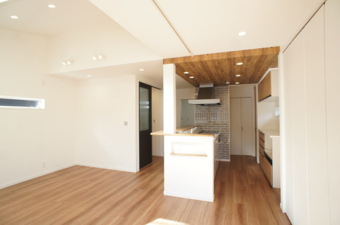 家族の会話が弾む対面キッチン施工例。カフェのような雰囲気を醸し出しており、キッチンで作業するのもますます楽しみに♪