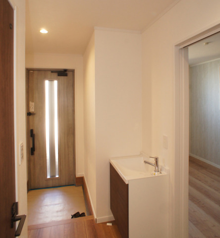 玄関脇に洗面コーナーを設置。コロナ禍の今、「帰ってきたら、まず手洗いとうがいをする」ことができ、ウィルスや汚れを持ち込まずに安心です。