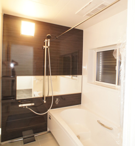 1日の終わりの疲れを癒すユニットバス。お掃除などのメンテナンスもラクラク。浴室乾燥暖房機も設置されおり、雨の日のお洗濯物も安心