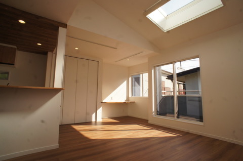 トップライトからの明るい太陽の光が気持ちよいＬＤＫ。心地のよい空間は家族のくつろぎの場所です。