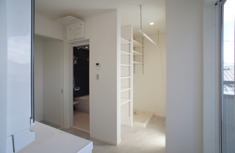 洗面室に設置されたサンルームスペース。洗濯物を干す作業から取り込んで畳むまでを効率よく行うことができる便利な空間です。