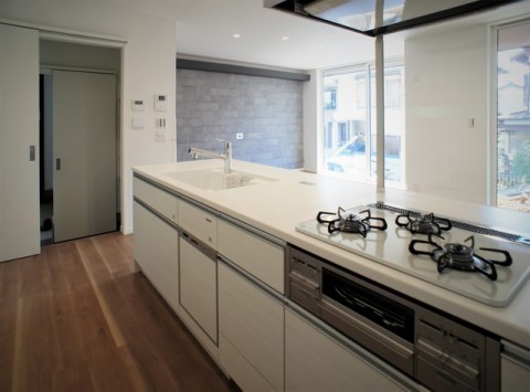 キッチンから見た日当たりのよい開放的なＬＤＫ。家族が思い思いにくつろぐ、心地のよい空間が広がります。